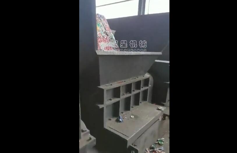  易拉罐壓塊撕碎現場工作視頻