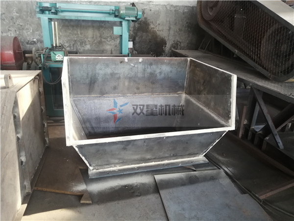 <a href='http://www.sbd110.com/ssxl/10.html' target='_blank'><span>金屬撕碎機</span></a>進料斗