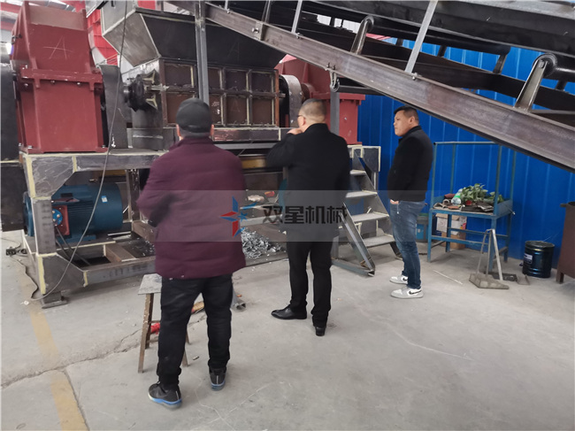 金屬破碎機生產現場江蘇南通客戶試機