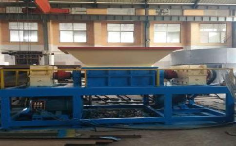 打開大型<a href='http://www.sbd110.com/ssxl/10.html' target='_blank'><span>金屬撕碎機</span></a>時應注意些什么